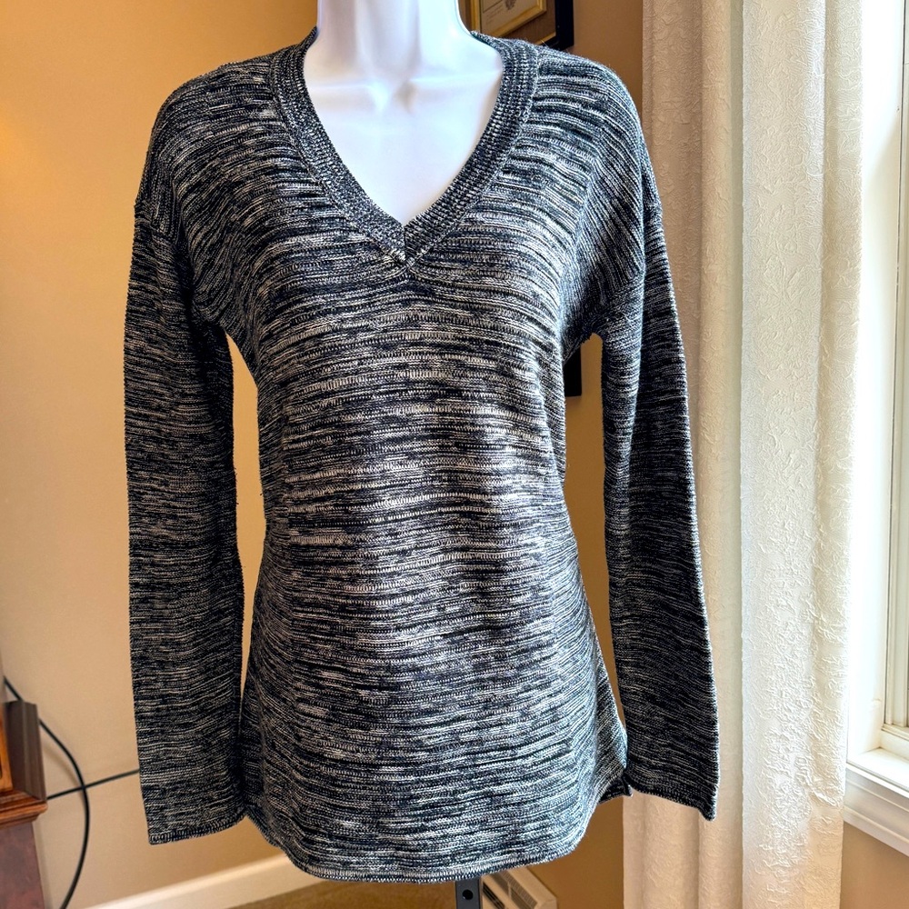 Ellen Tracy cotton blend  black and white marled v-neck sweater. Size Medium